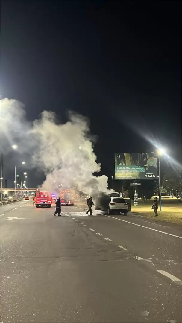 Una camioneta ardi� en llamas en el Acceso Este