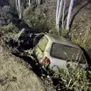 Un polic�a perdi� el control de su auto por esquivar un perro y cay� a un canal en Guaymall�n