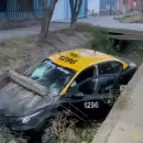 Un taxista se descompens�, perdi� el control del auto y cay� a un zanj�n de tres metros