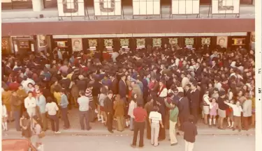 entrada al gran cine ducal el dia del estreno de la colimba no es la guerra