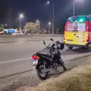 Una rueda se desprendió de un camión en el Acceso Este y un motociclista terminó herido