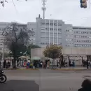 Violento choque entre una moto y un auto en el Acceso Sur: un hombre sufrió graves heridas