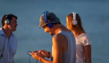 gente escuchando musica