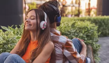 gente escuchando musica