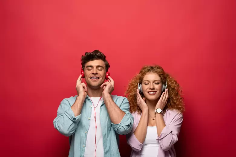gente escuchando musica