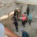 Operativo de emergencia para rescatar a un obrero que cay� sobre un techo en Godoy Cruz