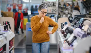 persona que duda que comprar compras