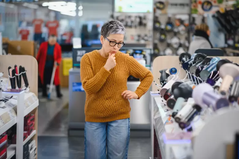 persona que duda que comprar compras