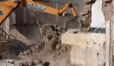 Demolieron una vivienda abandonada que funcionaba como aguantadero en Maip�