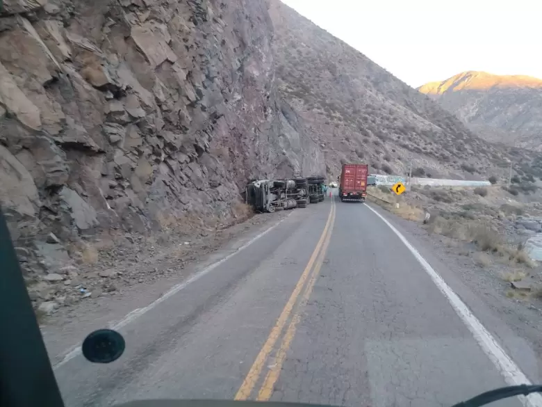 vuelco en el paso a Chile (2)