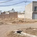 Volcaron con su auto y cayeron a una acequia en San Rafael: se salvaron de milagro