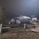 Una camioneta quedó montada sobre un guardarraíl en el ingreso a Ciudad
