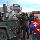 Gendarmer�a volvi� a cocinar para asistir a camioneros varados en Uspallata